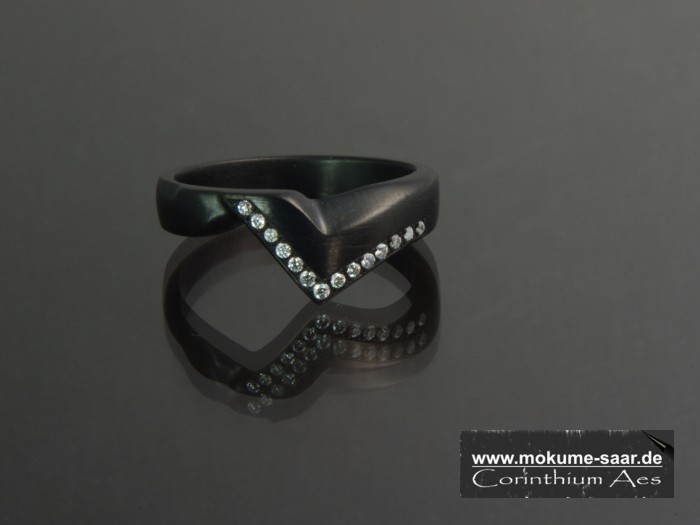 Ring aus schwarzem Metall mit Brillantreihe